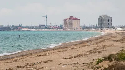 Золотистый песок и чистота воды моря в Евпатории