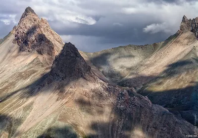 Панорама Фанских гор: величественное зрелище природы, обрамленное мощными вершинами.