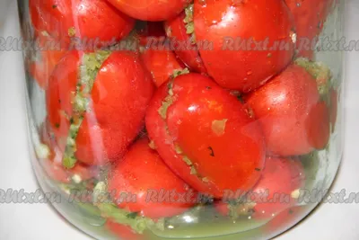 Фотогалерея зимних вкусностей: Фаршированные помидоры на столе