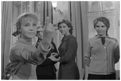 Женская сила в объективе: кадры из популярного фильма Девчата.