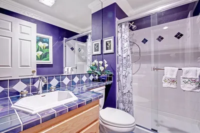 Фиолетовая ванная комната: выберите размер изображения и формат для скачивания (JPG, PNG, WebP)