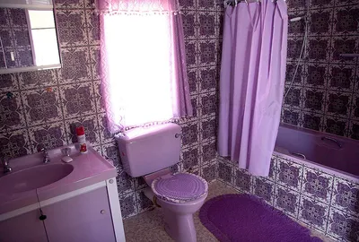 Фото фиолетовой ванной комнаты, вдохновленной природой
