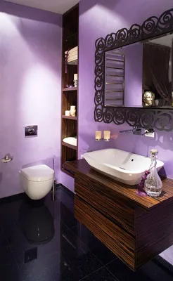 Фото фиолетовой ванной комнаты с элегантными аксессуарами