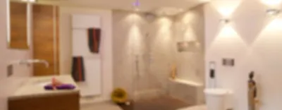 Фиолетовая ванная комната с просторным душем