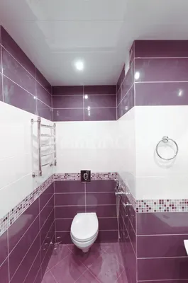 Фото фиолетовой ванной комнаты с современной техникой
