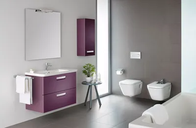 Фото фиолетовой ванной комнаты с роскошной ванной
