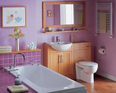 Фиолетовая ванная комната с уютной атмосферой