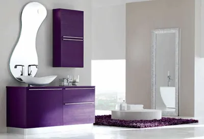 Фото фиолетовой ванной комнаты с эргономичным дизайном