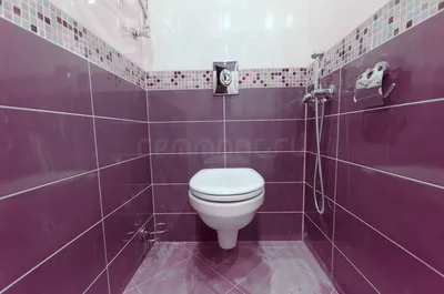 Фиолетовая ванная комната с элегантными шторами