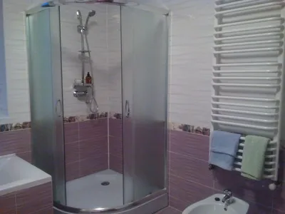 4K фотографии фиолетовой ванной комнаты