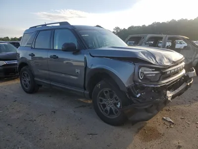 Фото Ford Bronco 2023 в городской среде