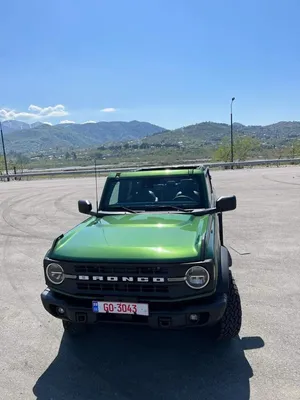 Фото Ford Bronco 2023 на черном фоне