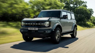 Фото Ford Bronco 2023 на фоне гор