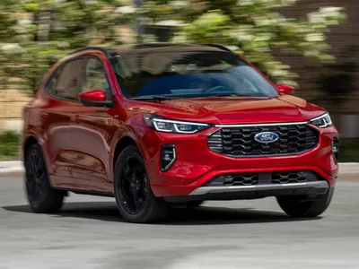 Фото Ford Escape 2023 на фоне неба