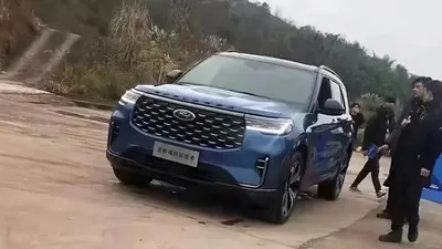 Ford Explorer 2023: Фото с различными типами задних фар