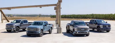 Изображение Ford F-350 2023 на заднем плане гор