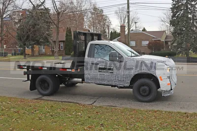 Картинка Ford F-350 2023 на заднем плане города