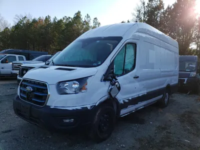 Изображения Ford Transit Cargo Van 2023 на черном фоне