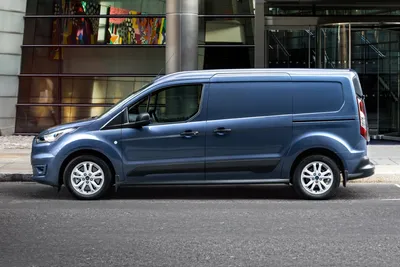 Фото Ford Transit Connect Wagon 2023 на городском фоне