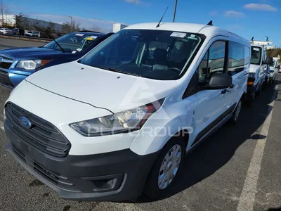 Фото Ford Transit Connect Wagon 2023 на фоне неба