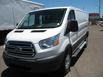 Фото Ford Transit Connect Wagon 2023 на фоне леса