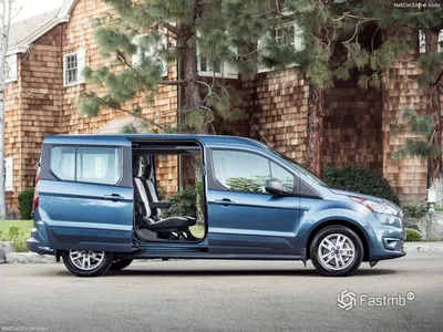 Ford Transit Connect Wagon 2023 на фото в городе