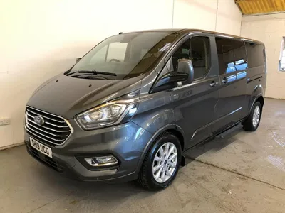 Фото Ford Transit Passenger Wagon 2023 с разными ручками дверей