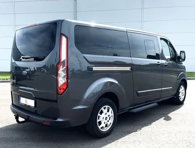 Фото Ford Transit Passenger Wagon 2023 на фоне рассвета