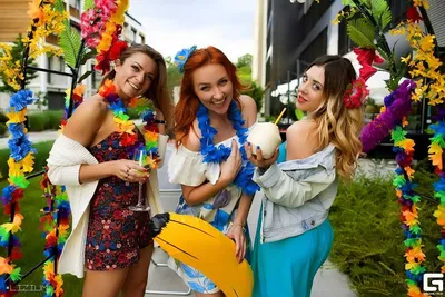 Скачивай бесплатно: Фотографии Гавайской вечеринки в сауне.
