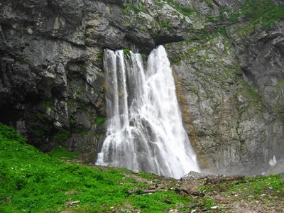 Изображение Гегского водопада с прекрасными оттенками