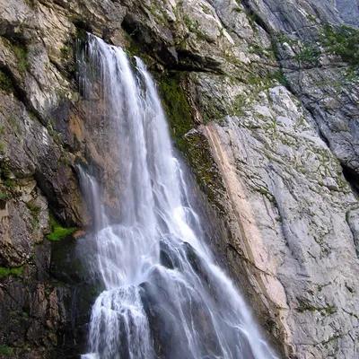 Фотография Гегского водопада, позволяющая ощутить его мощь