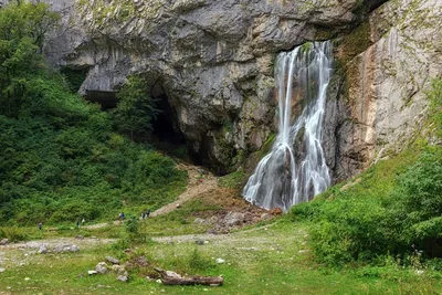 Фото Гегского водопада, передающее его мощь и энергию