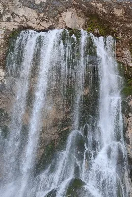Фотография Гегского водопада, отображающая его грандиозность и величие