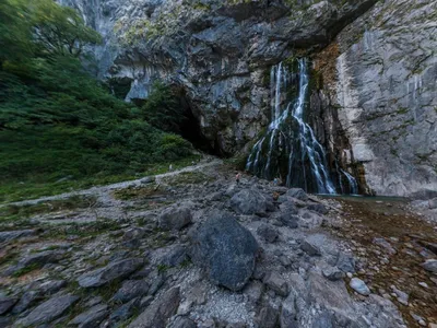 Изображение Гегского водопада в формате WebP с захватывающими контрастами