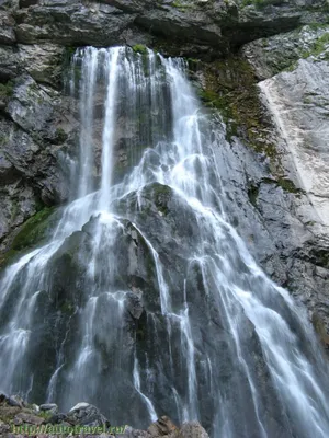 Фотография Гегского водопада, переносящая в мир изящества и гармонии