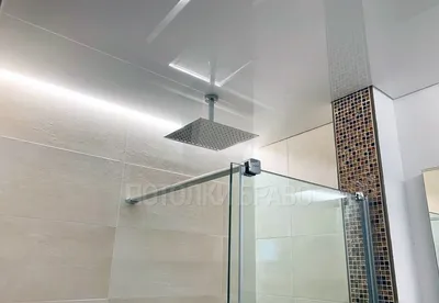 Фото глянцевого натяжного потолка в ванной. Выберите размер и формат для скачивания (JPG, PNG, WebP)