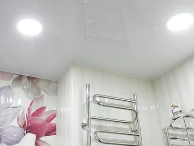 Скачать фото глянцевого натяжного потолка в ванной. Различные размеры и форматы (JPG, PNG, WebP)