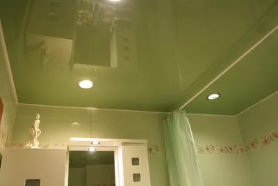 Глянцевый натяжной потолок в ванной. Фото для дизайнеров в формате JPG, PNG, WebP