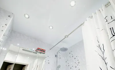 Новый глянцевый натяжной потолок в ванной. Фото для дизайнеров
