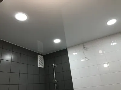 Фото глянцевого натяжного потолка в ванной. Новые изображения для скачивания в хорошем качестве