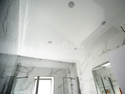 Картинки глянцевого натяжного потолка в ванной. Скачать бесплатно в форматах JPG, PNG, WebP