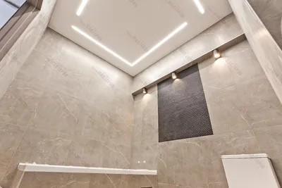Фото глянцевого натяжного потолка в ванной. Полезная информация о дизайне потолка