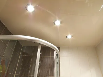 Глянцевый натяжной потолок в ванной фотографии