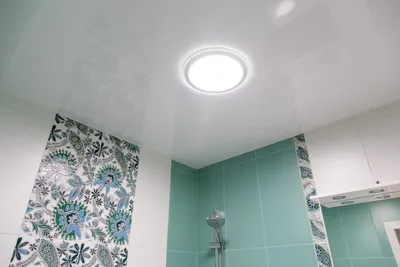 Глянцевый натяжной потолок в ванной. Фото для дизайн-проектов