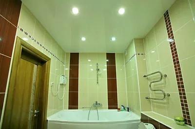 Вдохновение для глянцевого натяжного потолка в ванной комнате