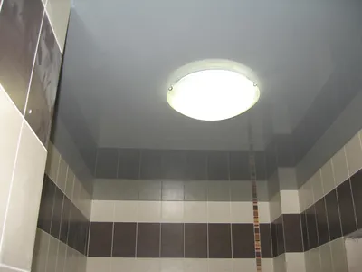 Глянцевый натяжной потолок в ванной. Фото в 4K разрешении для скачивания