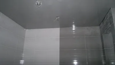 Преимущества глянцевого натяжного потолка в ванной