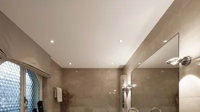 Создайте стильную атмосферу с глянцевым натяжным потолком в ванной