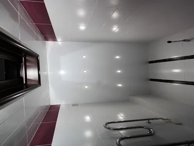 Глянцевый натяжной потолок в ванной: современный тренд в дизайне интерьера
