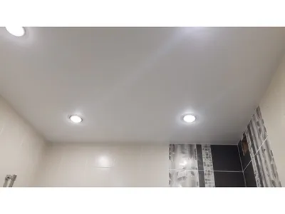 Впечатляющие фотографии глянцевого натяжного потолка в ванной комнате
